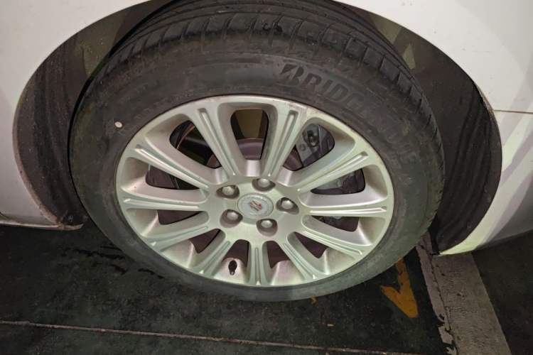 Used Cadillac XTS 2014 28T Comfort Version Right Front Wheel Hub