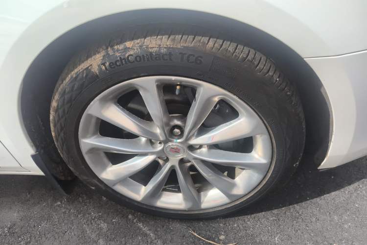 Used Cadillac XTS 2014 28T Platinum Edition Right Front Wheel Hub