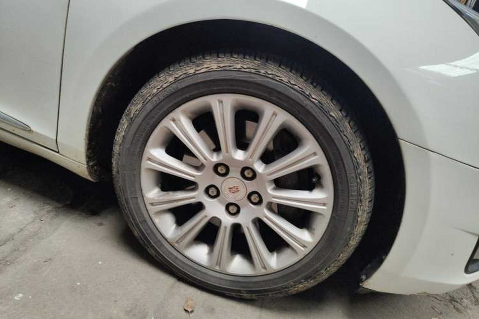 Used Cadillac XTS 2014 28T Comfort Version Right Front Wheel Hub