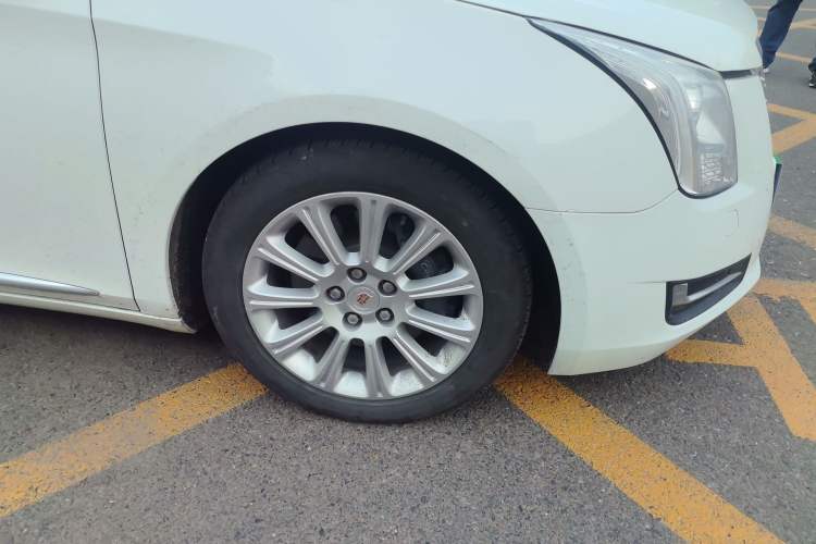 Used Cadillac XTS 2014 28T Comfort Version Right Front Wheel Hub