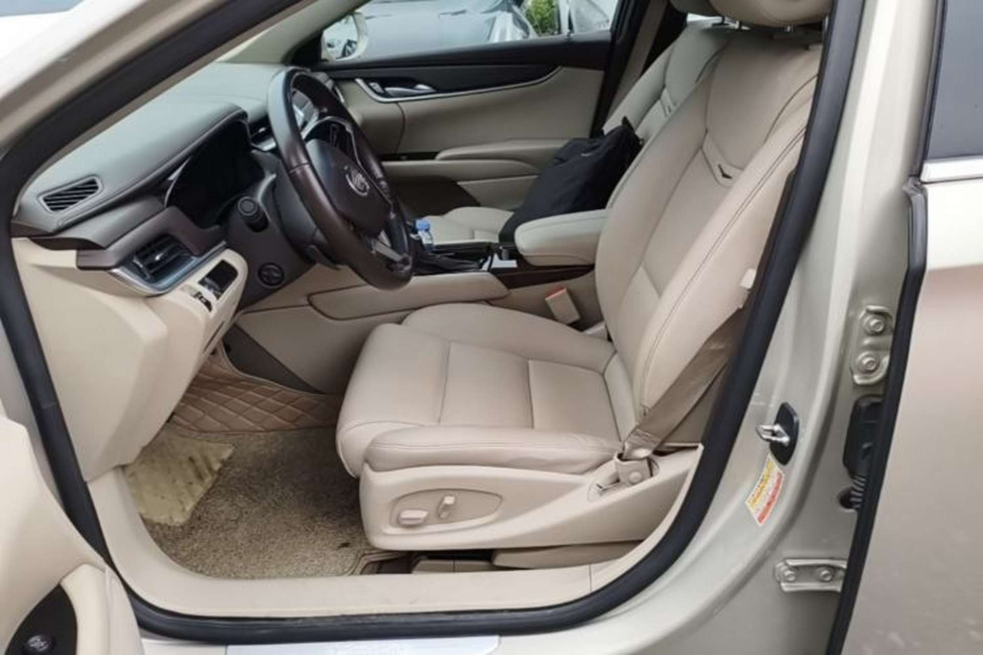 Used Cadillac XTS 2014 28T Comfort Version Left Front Seat