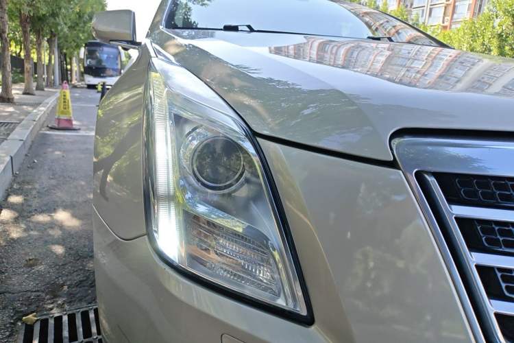 Used Cadillac XTS 2014 28T Comfort Version Right Front Headlight
