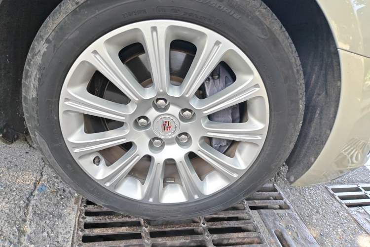 Used Cadillac XTS 2014 28T Comfort Version Right Front Wheel Hub