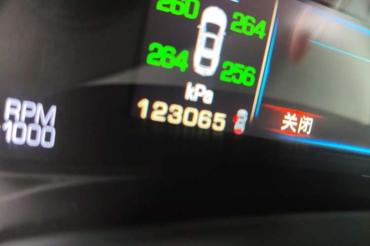 Used Cadillac XTS 2015 28T Comfort Model Odometer Close Up