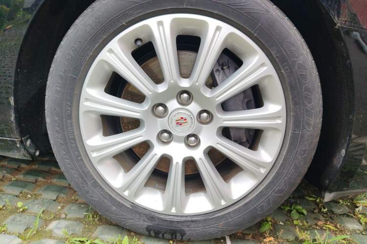 Used Cadillac XTS 2015 28T Comfort Model Right Front Wheel Hub