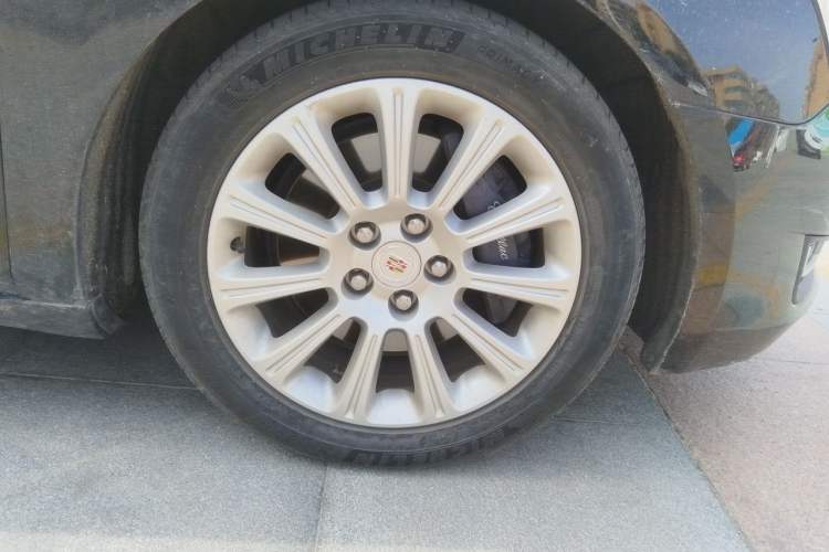Used Cadillac XTS 2015 28T Comfort Model Right Front Wheel Hub