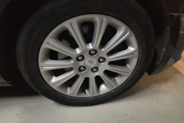 Used Cadillac XTS 2015 28T Comfort Model Right Front Wheel Hub