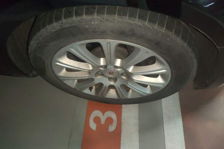 Used Cadillac XTS 2015 28T Comfort Model Right Front Wheel Hub