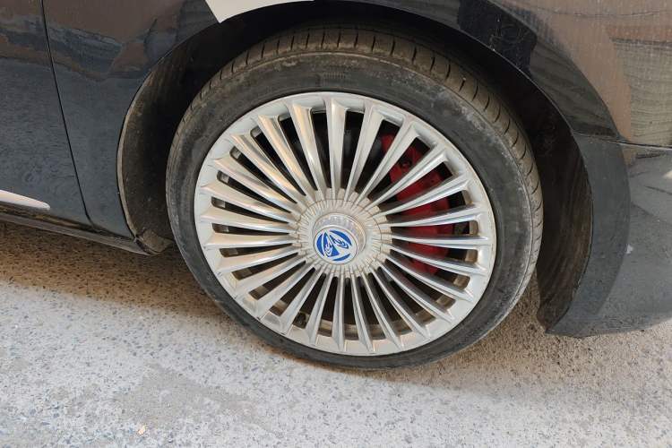 Used Cadillac XTS 2015 28T Luxury Model Right Front Wheel Hub