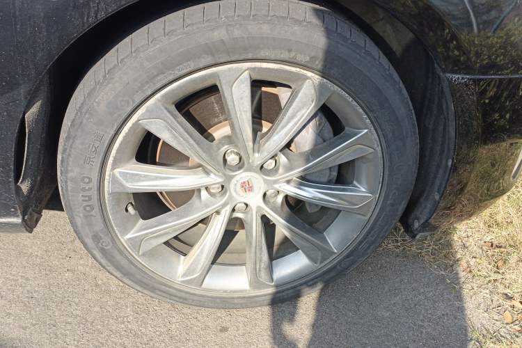 Used Cadillac XTS 2015 28T Platinum Edition Right Front Wheel Hub