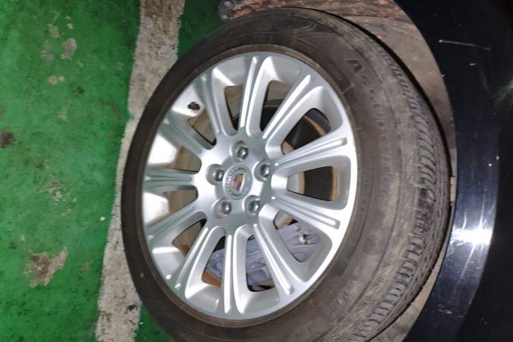 Used Cadillac XTS 2015 28T Comfort Model Right Front Wheel Hub