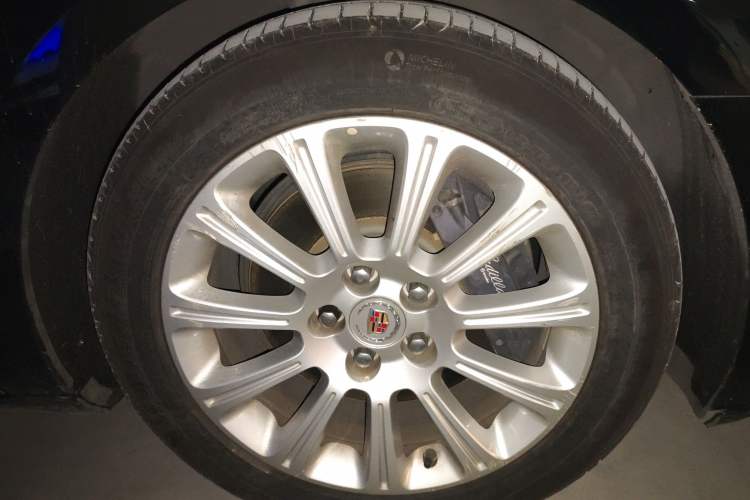 Used Cadillac XTS 2015 28T Comfort Model Right Front Wheel Hub