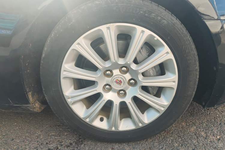 Used Cadillac XTS 2015 28T Comfort Model Right Front Wheel Hub