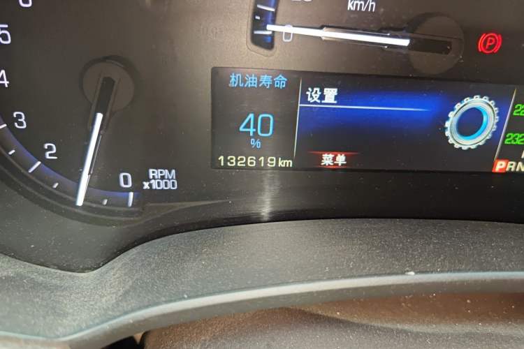 Used Cadillac XTS 2015 28T Comfort Model Odometer Close Up