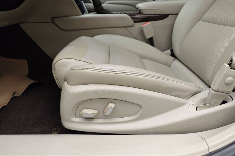 Used Cadillac XTS 2015 28T Comfort Model Interior 10