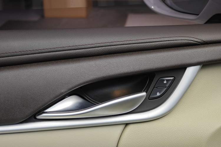 Used Cadillac XTS 2015 28T Comfort Model Interior 11