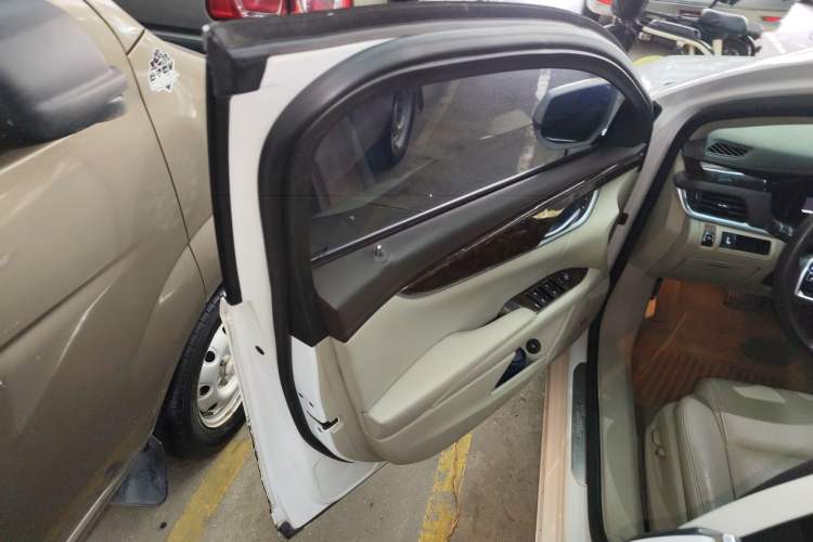 Used Cadillac XTS 2015 28T Comfort Model Interior 4