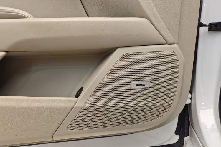 Used Cadillac XTS 2015 28T Comfort Model Interior 9