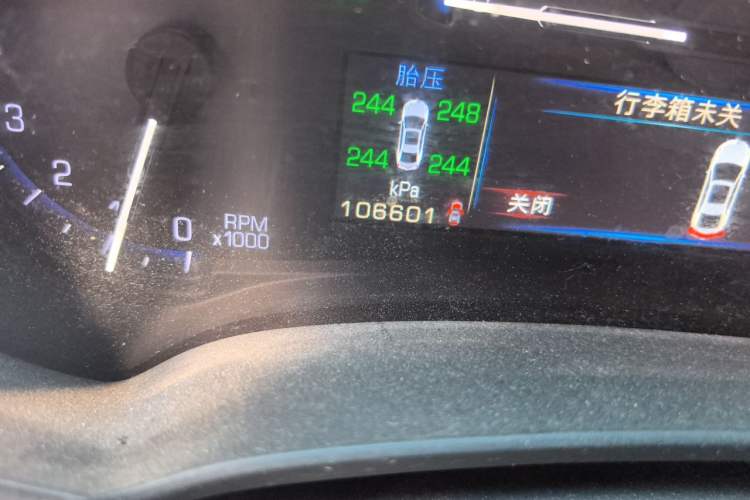 Used Cadillac XTS 2015 28T Comfort Model Odometer Close Up