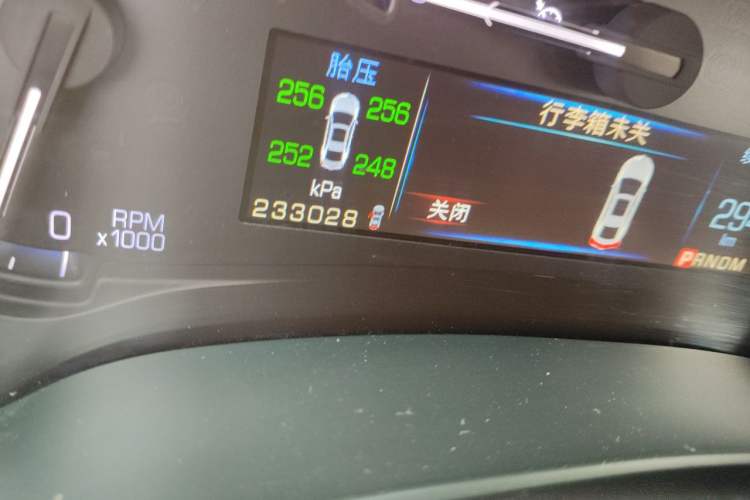 Used Cadillac XTS 2015 28T Elite Model Odometer Close Up