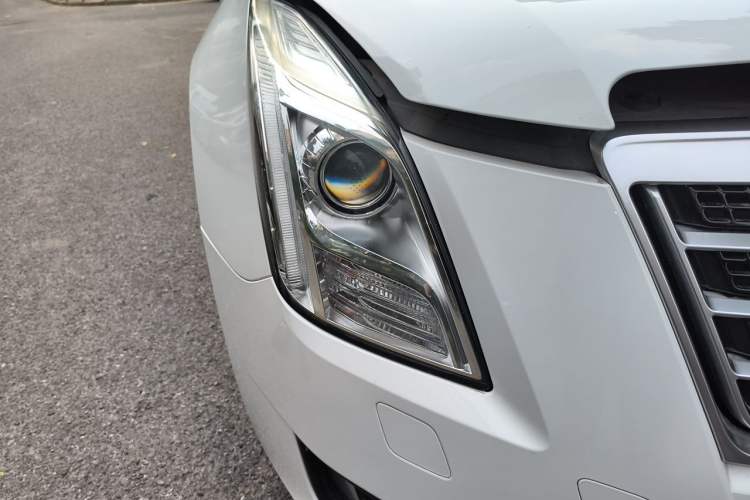 Used Cadillac XTS 2015 28T Comfort Model Right Front Headlight