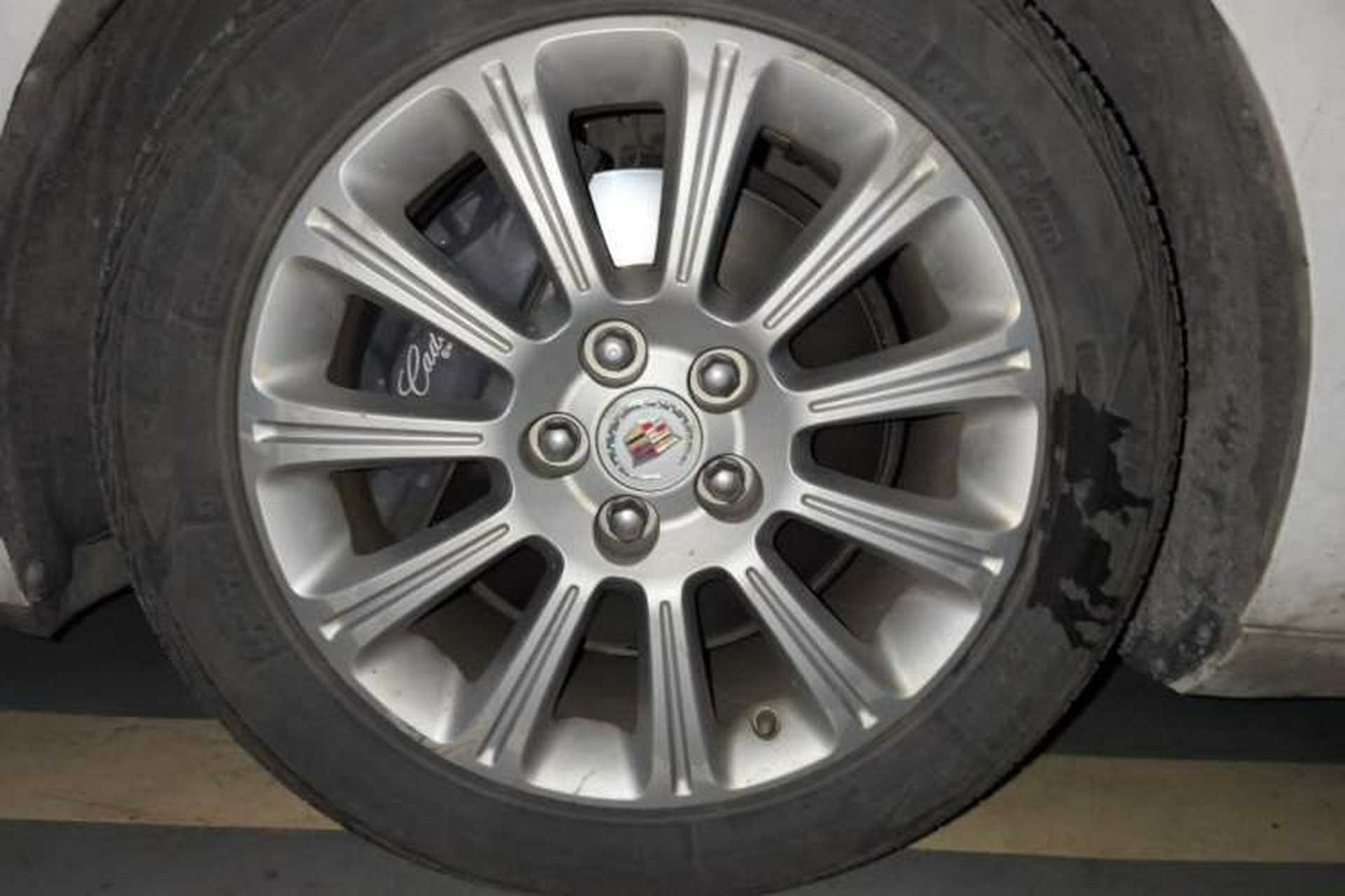 Used Cadillac XTS 2015 28T Comfort Model Right Front Wheel Hub