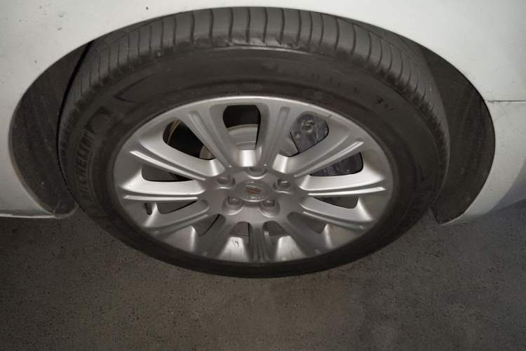 Used Cadillac XTS 2015 28T Comfort Model Right Front Wheel Hub