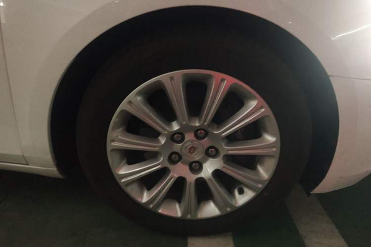 Used Cadillac XTS 2015 28T Comfort Model Right Front Wheel Hub