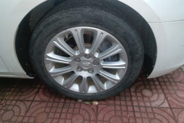 Used Cadillac XTS 2015 28T Luxury Model Right Front Wheel Hub