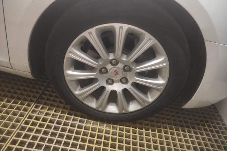 Used Cadillac XTS 2015 28T Comfort Model Right Front Wheel Hub