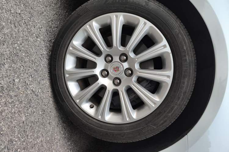 Used Cadillac XTS 2015 28T Comfort Model Right Front Wheel Hub