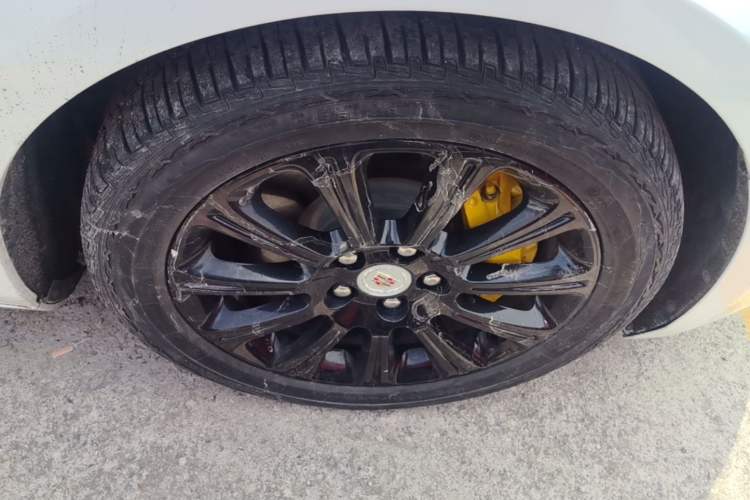 Used Cadillac XTS 2015 28T Comfort Model Right Front Wheel Hub