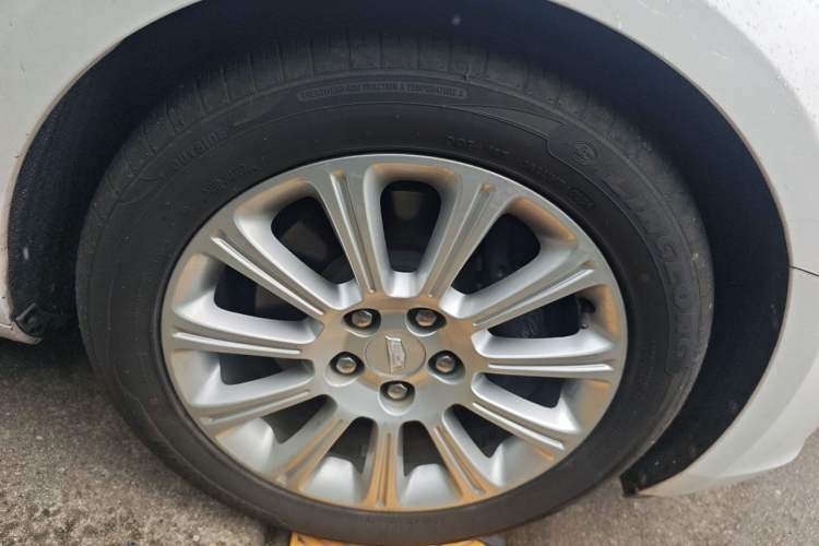 Used Cadillac XTS 2015 28T Luxury Model Right Front Wheel Hub