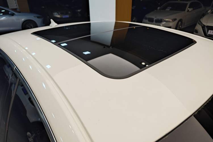 Used Cadillac XTS 2015 28T Comfort Model Roof