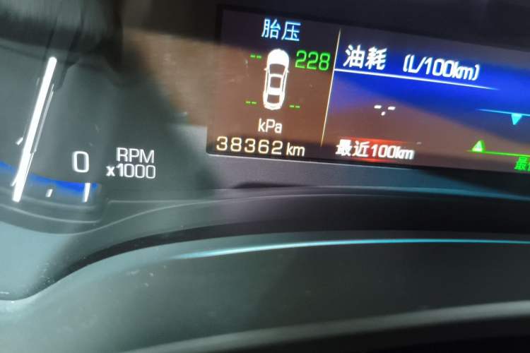 Used Cadillac XTS 2016 28T Tech Edition Odometer Close Up