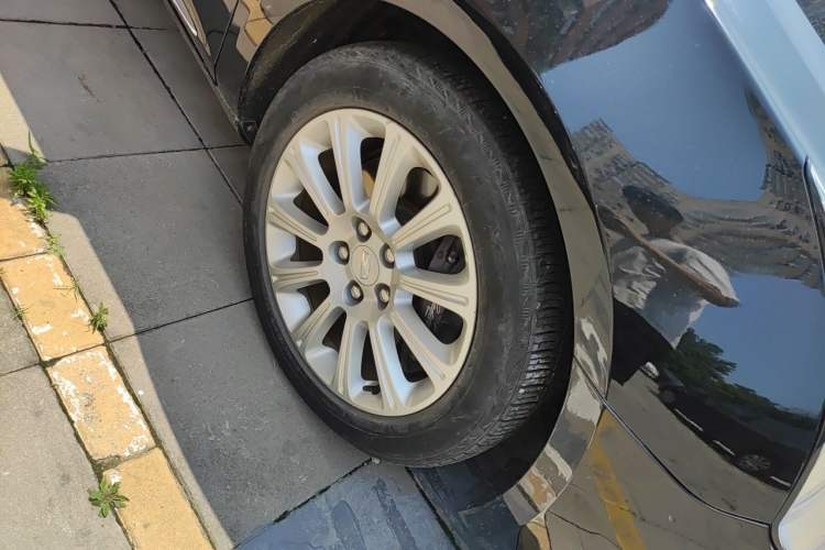 Used Cadillac XTS 2016 28T Luxury Model Right Front Wheel Hub
