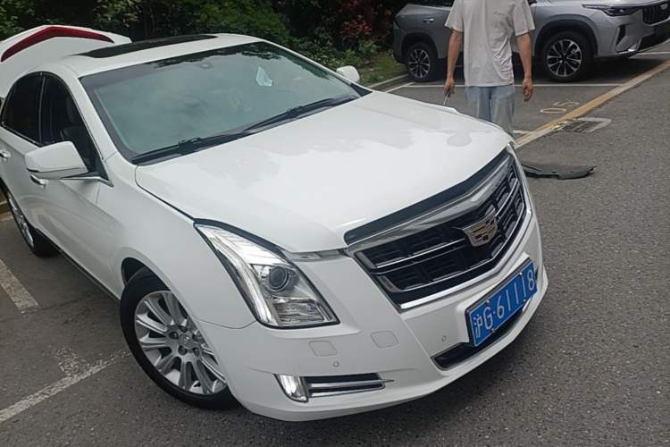 Used Cadillac XTS 2016 28T Elite Edition Front Right 45 Deg