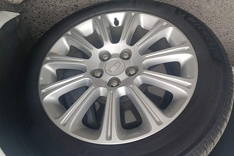 Used Cadillac XTS 2016 28T Elite Edition Right Front Wheel Hub