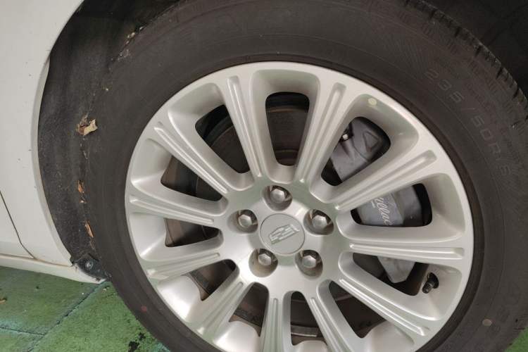 Used Cadillac XTS 2016 28T Luxury Model Right Front Wheel Hub