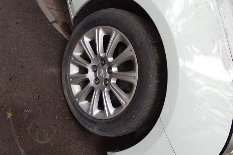 Used Cadillac XTS 2016 28T Luxury Model Right Front Wheel Hub