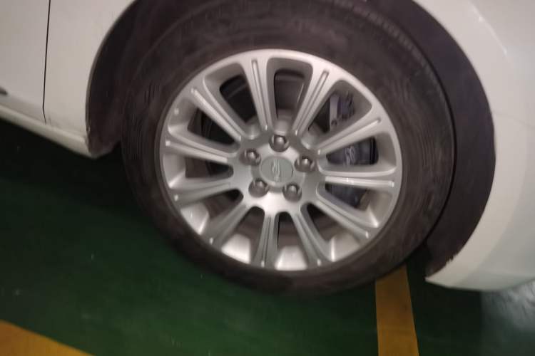 Used Cadillac XTS 2016 28T Elite Edition Right Front Wheel Hub