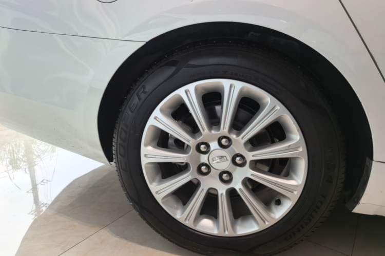 Used Cadillac XTS 2016 28T Elite Edition Right Rear Wheel Hub