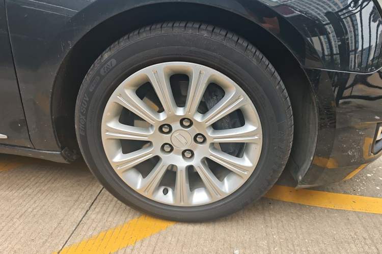 Used Cadillac XTS 2017 28T Tech Edition Right Front Wheel Hub