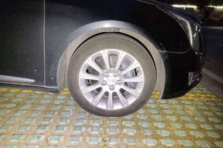 Used Cadillac XTS 2017 28T Elite Model Right Front Wheel Hub