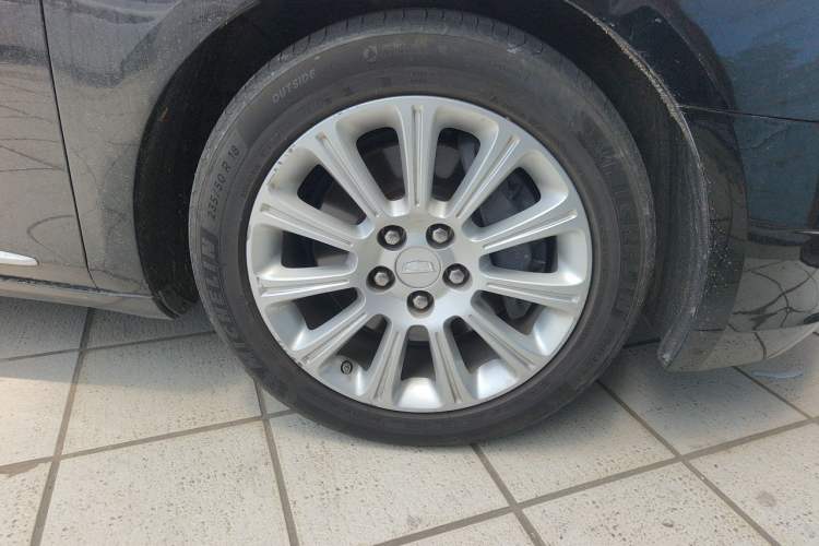 Used Cadillac XTS 2017 28T Elite Model Right Front Wheel Hub