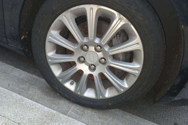 Used Cadillac XTS 2017 28T Tech Edition Right Front Wheel Hub
