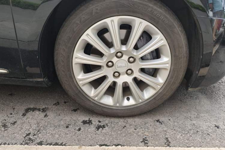 Used Cadillac XTS 2017 28T Elite Model Right Front Wheel Hub