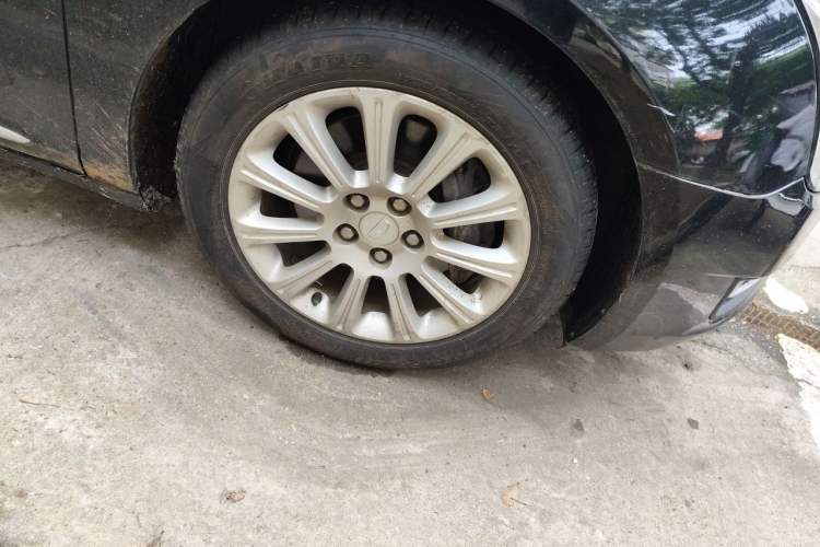 Used Cadillac XTS 2017 28T Elite Model Right Front Wheel Hub