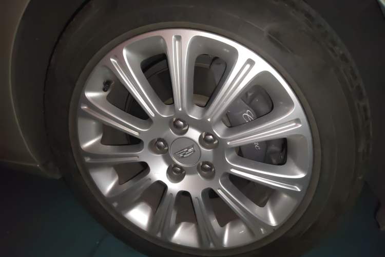 Used Cadillac XTS 2017 28T Tech Edition Right Front Wheel Hub