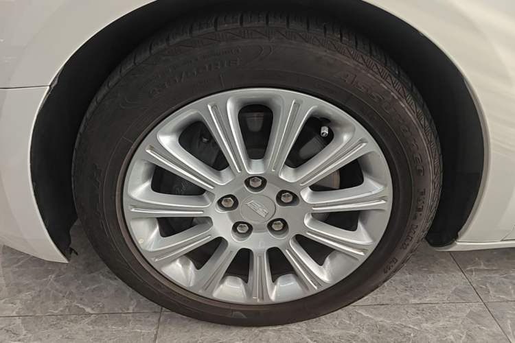 Used Cadillac XTS 2017 28T Tech Edition Left Front Wheel Hub